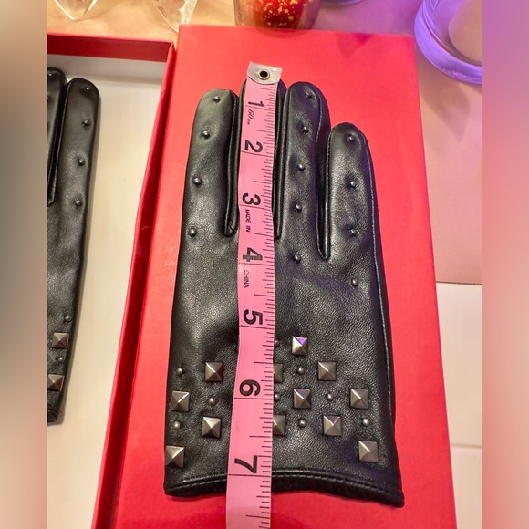 Valentino Garavani Rockstud Leather Gloves - Picture 4 of 5
